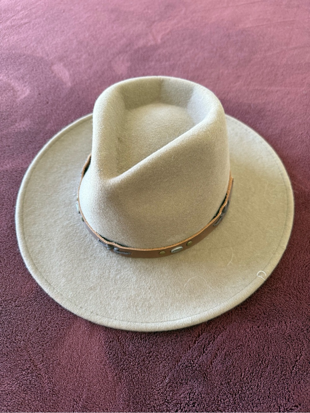 Classic Felt Western-Style Rancher Hat in Light Beige with Brown Band